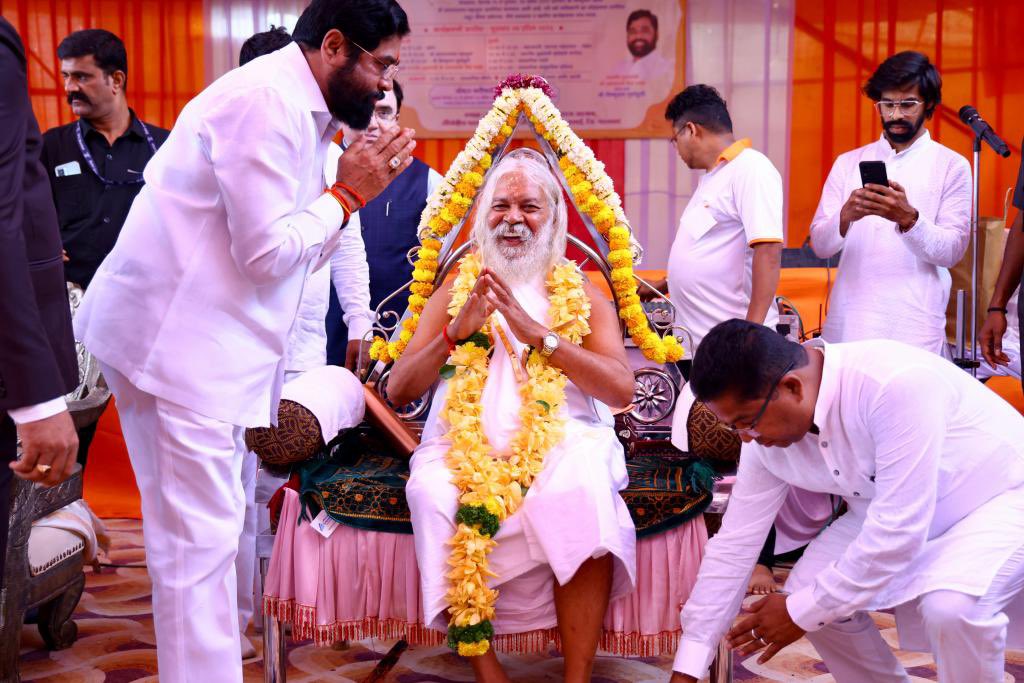 mieknathshinde's tweet photo. #पालघर जिल्ह्यातील #वसई तालुक्यातील श्री क्षेत्र तुंगारेश्वर येथील बालयोगी श्री सदानंद महाराज यांच्या आश्रमात विष्णुयाग आणि सत्यनारायण पूजेचे आयोजन करण्यात आले होते. यानिमित्ताने या आश्रमाला भेट देऊन भक्तिभावाने पूजन करून दर्शन घेतले.

यासमयी खासदार राजेंद्र गावित, आमदार शांताराम मोरे, आमदार श्रीनिवास वनगा, पालघरचे जिल्हाधिकारी गोविंद बोडके, वसई विरार महानगरपालिकेचे आयुक्त अनिल पवार, शिवसेना ठाणे ग्रामीण जिल्हाप्रमुख प्रकाश पाटील, तसेच #शिवसेना आणि बहुजन विकास आघाडीचे सर्व स्थानिक पदाधिकारी, कार्यकर्ते मोठ्या संख्येने उपस्थित होते.

#Palghar #Vasai