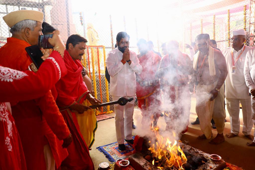 mieknathshinde's tweet photo. #पालघर जिल्ह्यातील #वसई तालुक्यातील श्री क्षेत्र तुंगारेश्वर येथील बालयोगी श्री सदानंद महाराज यांच्या आश्रमात विष्णुयाग आणि सत्यनारायण पूजेचे आयोजन करण्यात आले होते. यानिमित्ताने या आश्रमाला भेट देऊन भक्तिभावाने पूजन करून दर्शन घेतले.

यासमयी खासदार राजेंद्र गावित, आमदार शांताराम मोरे, आमदार श्रीनिवास वनगा, पालघरचे जिल्हाधिकारी गोविंद बोडके, वसई विरार महानगरपालिकेचे आयुक्त अनिल पवार, शिवसेना ठाणे ग्रामीण जिल्हाप्रमुख प्रकाश पाटील, तसेच #शिवसेना आणि बहुजन विकास आघाडीचे सर्व स्थानिक पदाधिकारी, कार्यकर्ते मोठ्या संख्येने उपस्थित होते.

#Palghar #Vasai