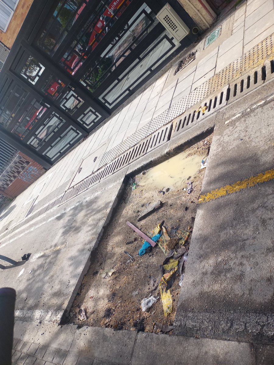 adelamf69's tweet photo. Como es posible que contruyeron ese edificio y abrieron ese hueco en la cicloruta, esta sin señalizacion en la noche no se ve es muy oscuro puede probocar un accidente, yo fui victima me cai, porque no tiene una señalizacion ni aviso ni nada. https://t.co/QPiLzi5Hi7