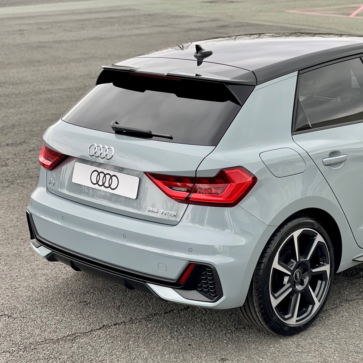 PrestonAudi's tweet image. Stand out from the crowd with this Brand New A1 Sportback Black Edition, finished in pearlescent Arrow Grey😍

This model features the optional Technology Pack 🤩

ecs.page.link/pWTWV

#audi #audia1 #a1 #prestonaudi