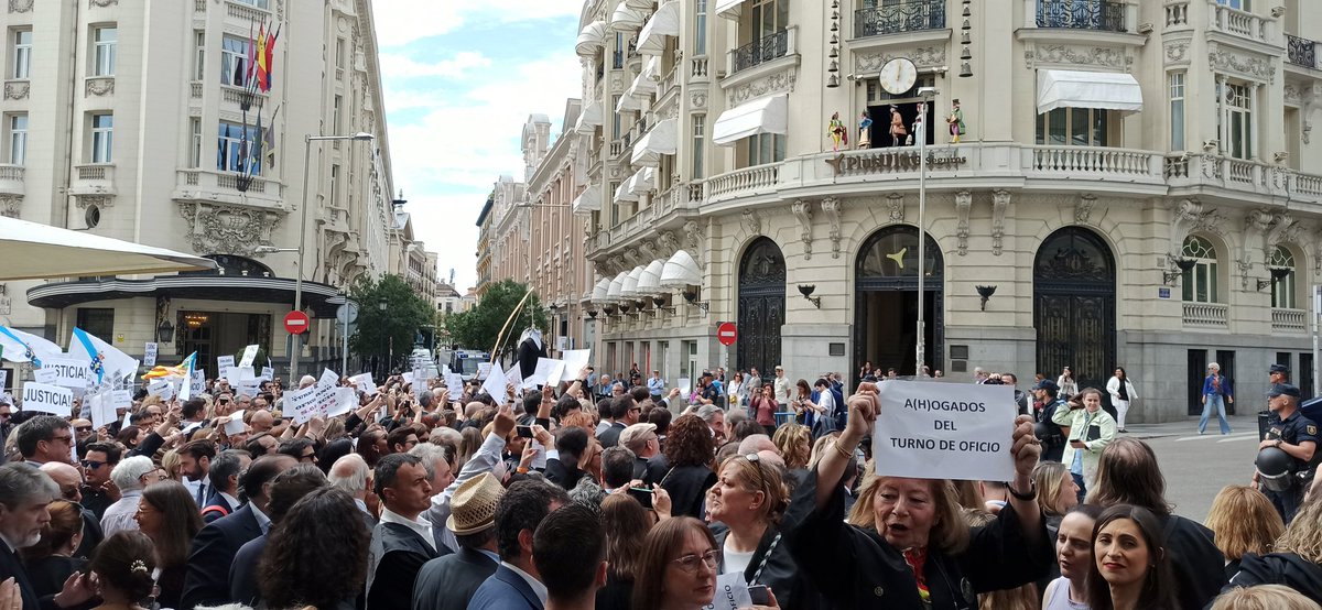aalv10's tweet photo. Por el ejercicio de nuestra profesión en condiciones dignas. 
Por el Derecho a la #Conciliación  y a la  #DesconexiónDigital. 
Por una #JusticiaConMedios #JusticiaCercana 

#AbogacíaUNIDA
#Abogacia27ABRIL
#Concentración27abril
#MareaNegra 

Cc @pilar_llop @justiciagob https://t.co/1mCQU8Axa6