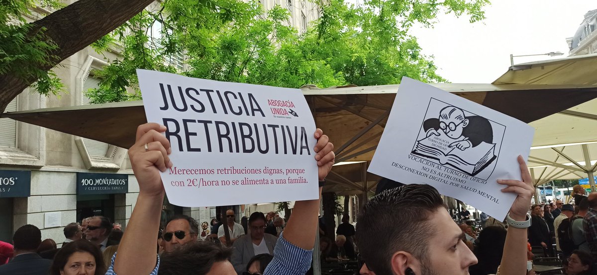 aalv10's tweet photo. Por el ejercicio de nuestra profesión en condiciones dignas. 
Por el Derecho a la #Conciliación  y a la  #DesconexiónDigital. 
Por una #JusticiaConMedios #JusticiaCercana 

#AbogacíaUNIDA
#Abogacia27ABRIL
#Concentración27abril
#MareaNegra 

Cc @pilar_llop @justiciagob https://t.co/1mCQU8Axa6