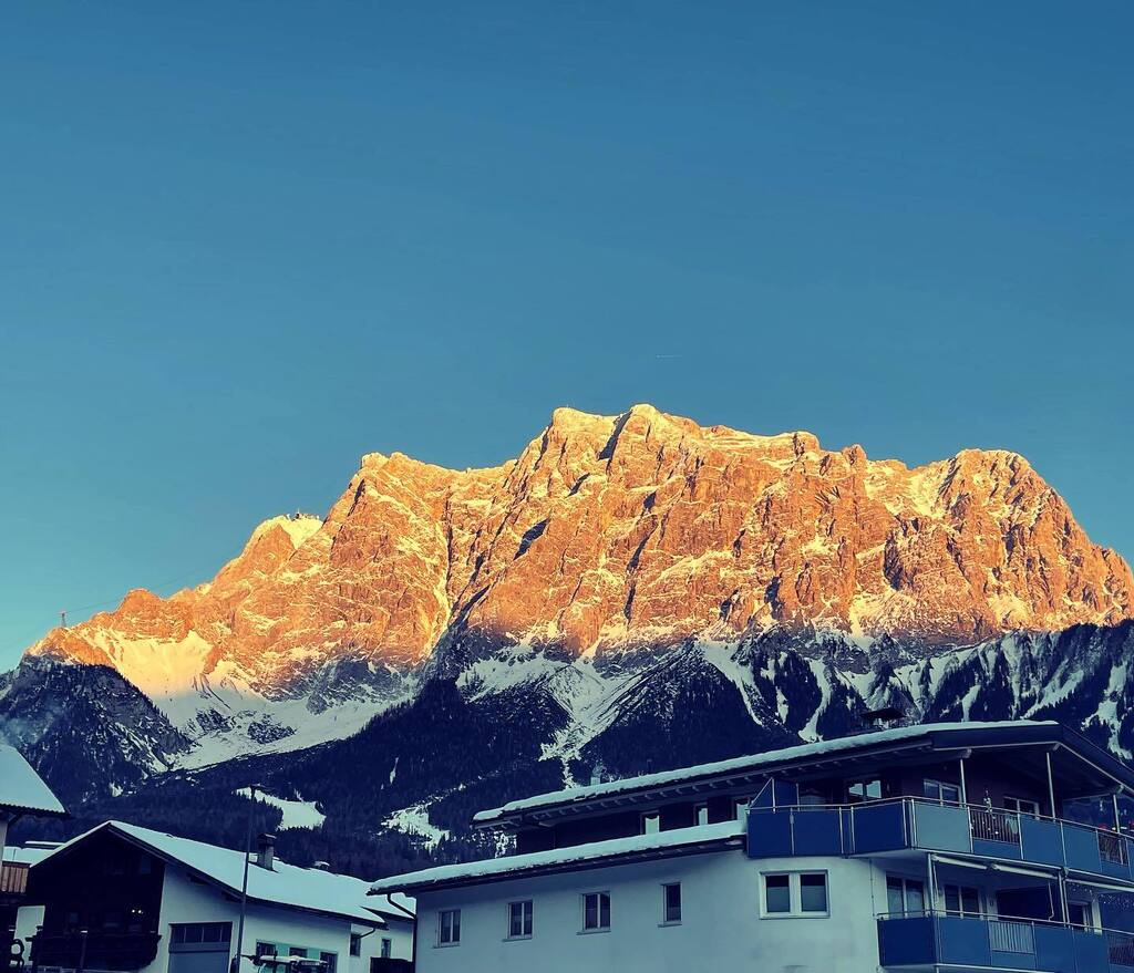 rovinglight's tweet photo. Alpenglow Zugspitze. Viewed from Austria side

#travel #throwbackthursday #austria #ehrwald #zugspitze #alpenglow #wanderer #rovinglight #shotoniphone https://t.co/eCG89nm81Y https://t.co/Xcbxnjcume