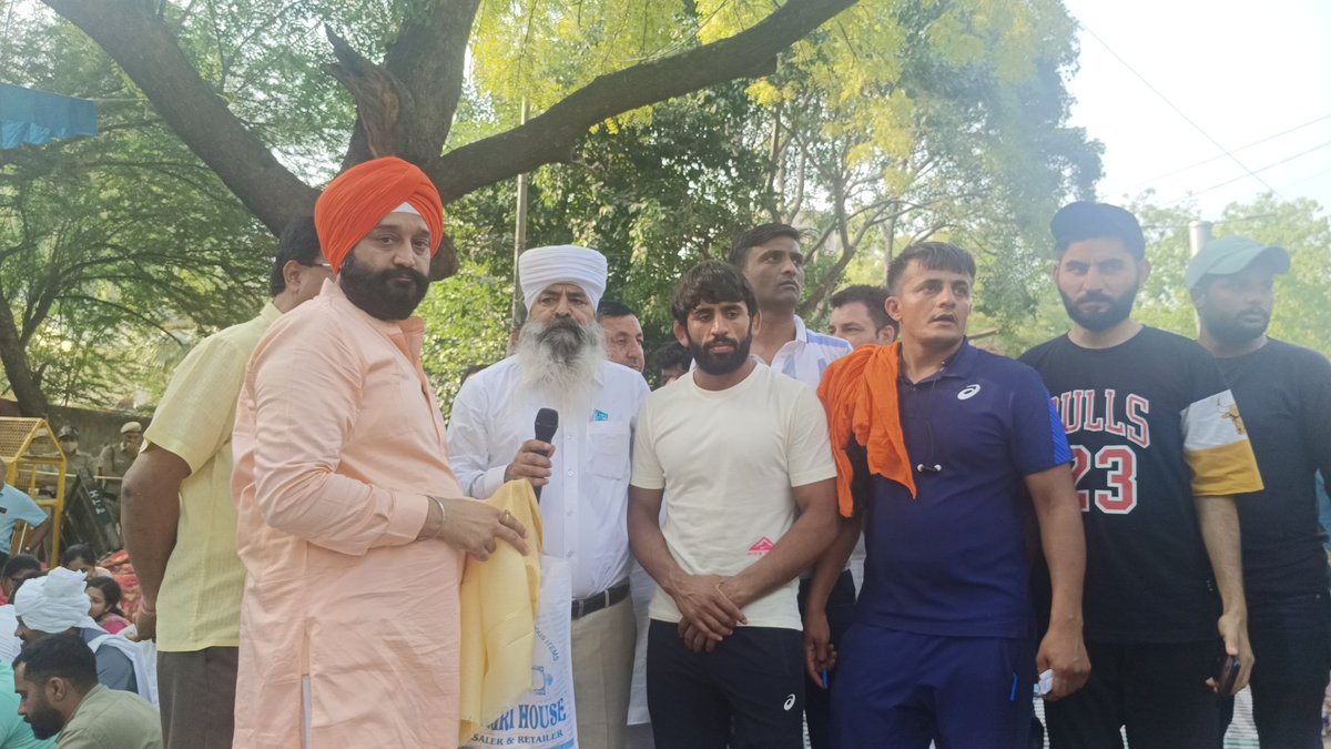 Ds Bindra (@thedsbindra) on Twitter photo जंतर मंतर पर प्रदर्शन कर रहे पहलवानों का उत्साहवर्धन साल से सम्मानित किया गया!!
<a href="/BajrangPunia/">Bajrang Punia 🇮🇳</a>
<a href="/SakshiMalik/">Sakshee Malikkh</a>
<a href="/Phogat_Vinesh/">Vinesh Phogat</a>
#WrestlersProtest जंतर मंतर पर प्रदर्शन कर रहे पहलवानों का उत्साहवर्धन साल से सम्मानित किया गया!!
<a href="/BajrangPunia/">Bajrang Punia 🇮🇳</a>
<a href="/SakshiMalik/">Sakshee Malikkh</a>
<a href="/Phogat_Vinesh/">Vinesh Phogat</a>
#WrestlersProtest