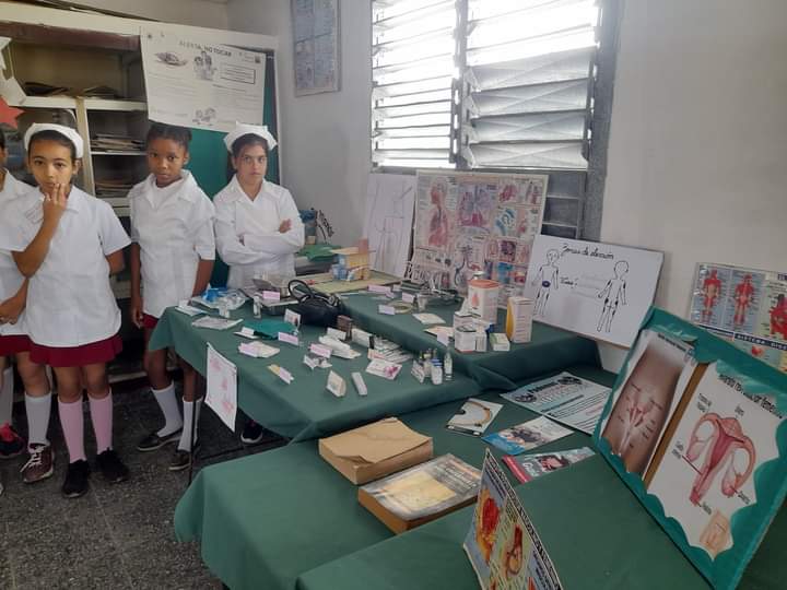 DireccionGuane's tweet photo. Se desarrolla en el Palacio de Pioneros El Mambisito de nuestro municipio." La fiesta del saber "donde los estudiantes demuestran sus habilidades en los diferentes círculos de interés. 
#CubaMined 
#PinardelRío 
#SomosContinuidad https://t.co/l1FKvIcp2C