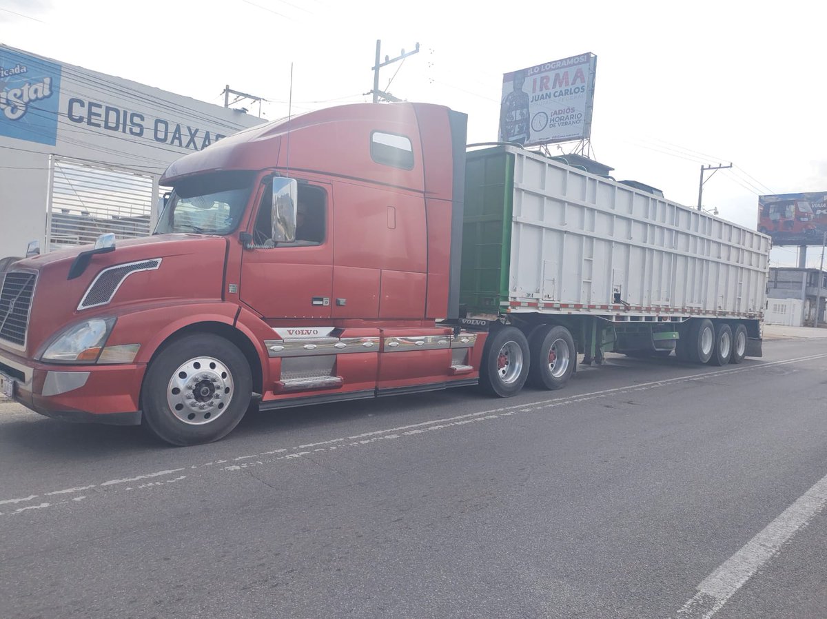 Elementos de la <a href="/PolVial_GobOax/">Policía Vial Estatal</a> lograron el aseguramiento de un vehículo tipo tractocamión que fue robado en el estado de Hidalgo, cuando circulaba en la carretera federal 190 a la altura de Hacienda Blanca, San Pablo Etla.

<a href="/GobOax/">Gobierno de Oaxaca</a> <a href="/SSPC_GobOax/">SSPC Oaxaca</a> <a href="/IvanGarcia_A/">Iván García Álvarez</a> <a href="/KarinaBaronO/">Karina Barón</a>