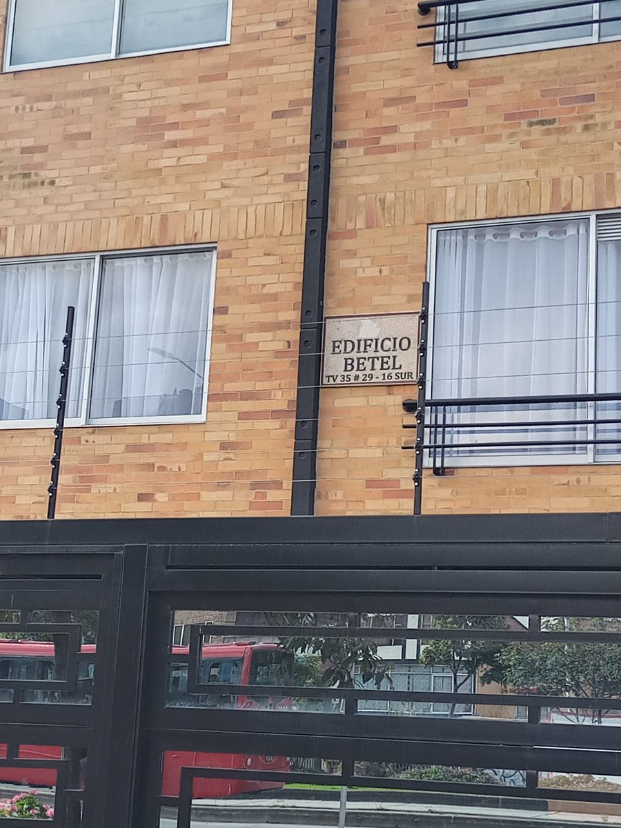 adelamf69's tweet photo. Como es posible que contruyeron ese edificio y abrieron ese hueco en la cicloruta, esta sin señalizacion en la noche no se ve es muy oscuro puede probocar un accidente, yo fui victima me cai, porque no tiene una señalizacion ni aviso ni nada. https://t.co/QPiLzi5Hi7