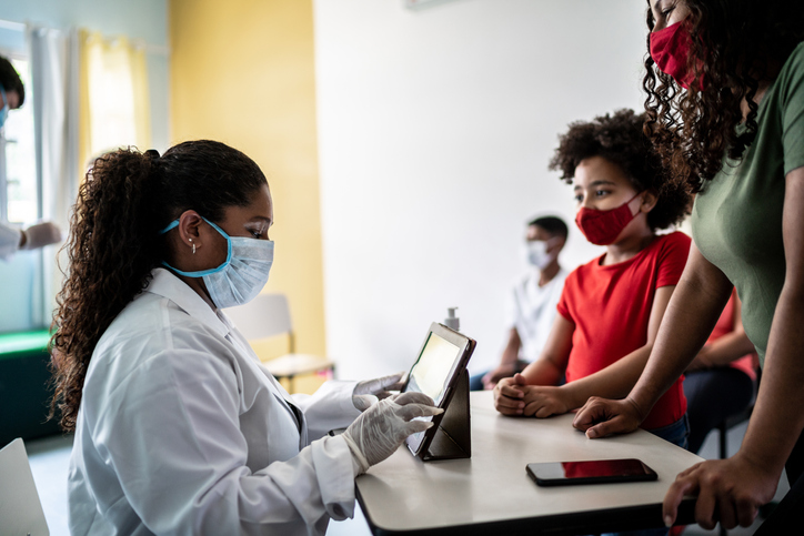UM_PSC's tweet photo. 1/6. COVID-19 vaccines were met with both public excitement and concern. A new @UMich study out in JCTS @Cup_Med_health describes vaccines attitudes within Black and Latino communities deeply impacted by COVID-19, highlighting similarities and differences. 🧵 https://t.co/6dAGdUoEIG
