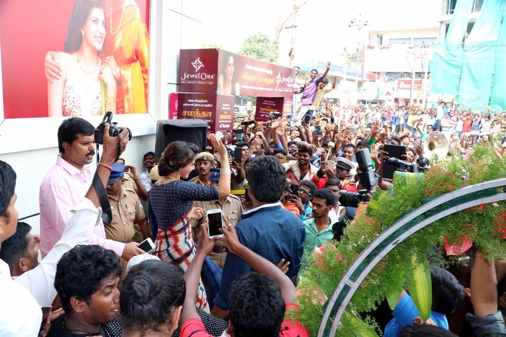 lifeansuman's tweet photo. Huge crowd turned up to see @Samanthaprabhu2 at #JewelOne showroom inauguration in #Salem earlier morning that day 
#HappyBirthdaySamantha https://t.co/yCErWyWYBS
