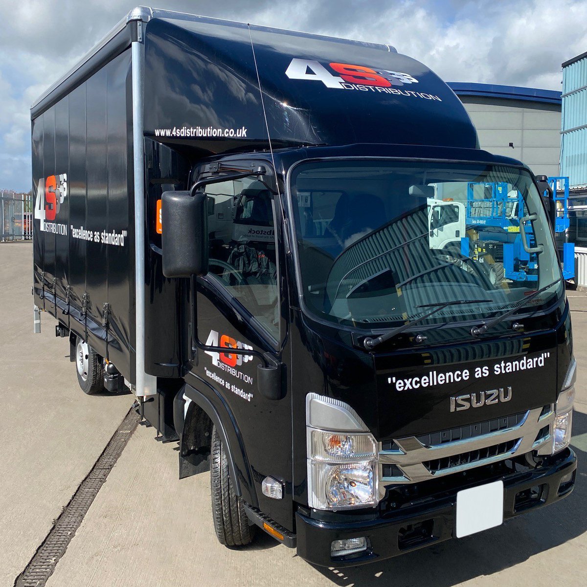 Another happy handover from <a href="/ThompCommLtd/">Thompsons</a>  🚚 

<a href="/4sDistribution/">@4sDistribution</a>'s brand new Isuzu N35.125 curtainside with tail lift is a great addition to their fleet. 

Thanks for the photos! 
#Dealernetwork #Trucks #Distribution #CommercialVehicle