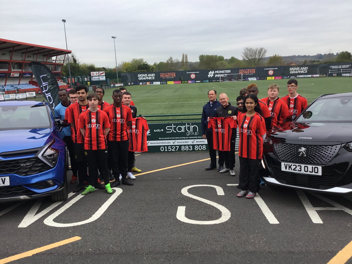 The manager for @startingroup Gary Midwinter, came to @RedditchUtd today for a photo shoot with the @HbvcTeam in their new kits. Thank you for sponsoring us!