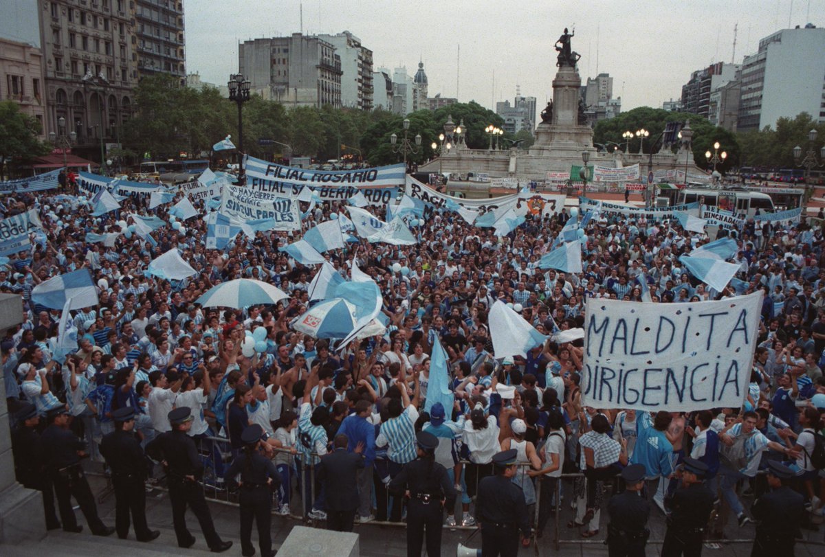 LaPizzuti_'s tweet photo. Las filiales de un club pusieron el pecho en las calles contra la CD, la quiebra y el gerenciamiento que nos encajaron sin poder votarlo como socios. Recuperaron la democracia.

Otros solo subieron historias en Instagram rogándole ayuda a un influencer.

Mirá que distintos somos. https://t.co/Ncvfb4XDVU