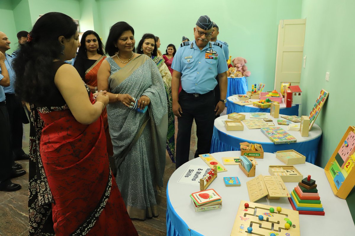 SWAC_IAF's tweet photo. A tour of the school was also conducted for #AOCinC #SWAC. HE appreciated modern facilities like smart classrooms, CCTVs, centralised cooling system & new furniture. The Chief Guests lauded the efforts of the Management Committee in bringing up all round standards of the school https://t.co/r5CjGidt98
