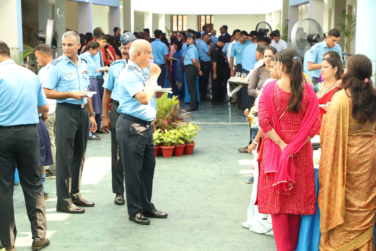SWAC_IAF's tweet photo. A tour of the school was also conducted for #AOCinC #SWAC. HE appreciated modern facilities like smart classrooms, CCTVs, centralised cooling system & new furniture. The Chief Guests lauded the efforts of the Management Committee in bringing up all round standards of the school https://t.co/r5CjGidt98