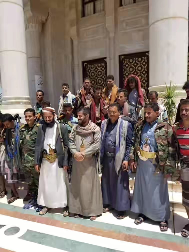 ***معظم قوة مايسمى اللواء السادس حرس حدود تعود الي حضن الوطن ***
صنعاء اليوم تستقبل دفعة جديدة عادة الي حضن الوطن عبر خط التماس من جبهة العدو رازح مايسمى اللواء السادس 
وهم بجميع اسلحتهم .خرجة هذة الدفعة بقيادة فهد عزيز الجماعي 
علمآ ان كل محافظة استقبلة عدد من الاحرار العائدين