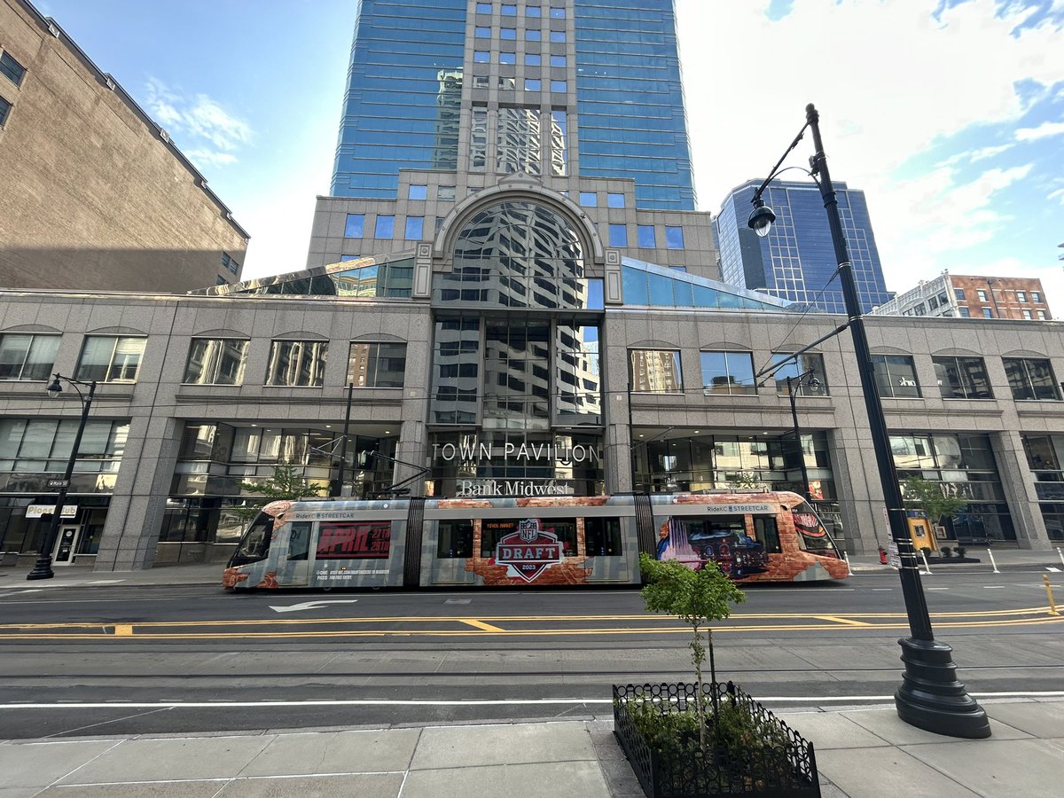 _ceorayray's tweet photo. We want the Jo Bros @ Town Pavilion 
1111 Main KC

Come see the heart of downtown from the iconic building &amp; take a peek at the skyline from the 36th floor!!! 
Jump on the street car and head to Union Station for the NFL Draft!

@jonasbrothers @NFL @UnionStationKC 
@CopakenBrooks https://t.co/HO913MAzqC