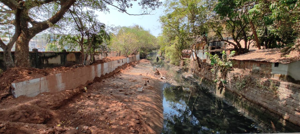 thegoanonline's tweet image. Stagnant #stinking polluted water seen in the St Inez creek rite behind the Directorate of health services on the General Bernado Guedes road next to Inox parking in #Panjim posing a risk of mosquito breeding &amp;amp; other diseases 
GPS location: 15.497436342815327, 73.82012679398484
