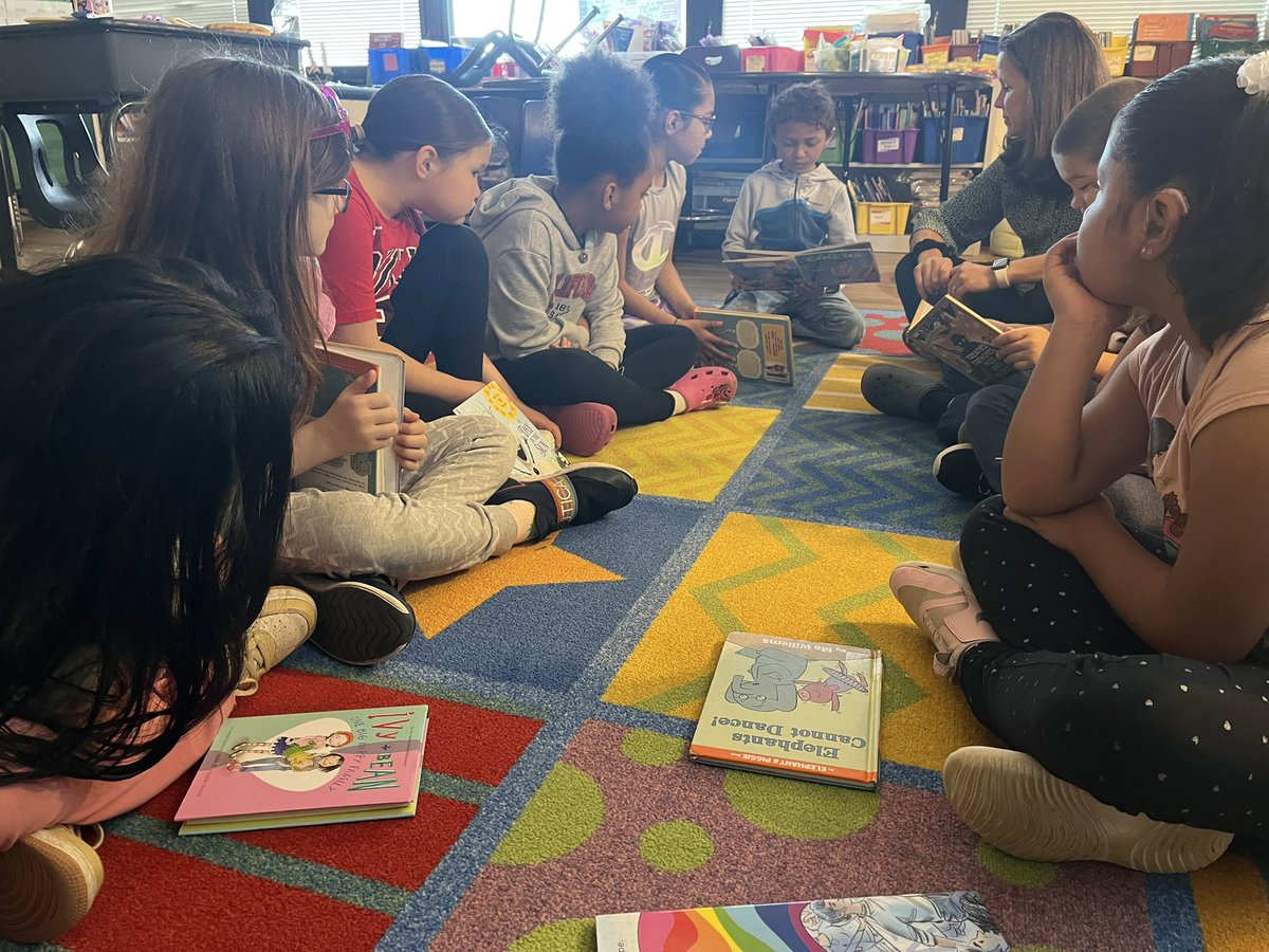 MrsHCampbell16's tweet photo. B for Book Day! Sharing favorite books ๐๐ #ABCCountdown @SunnyHill220 #SuperSecondGrade #WeBelong220 https://t.co/EaSWAxC5z8