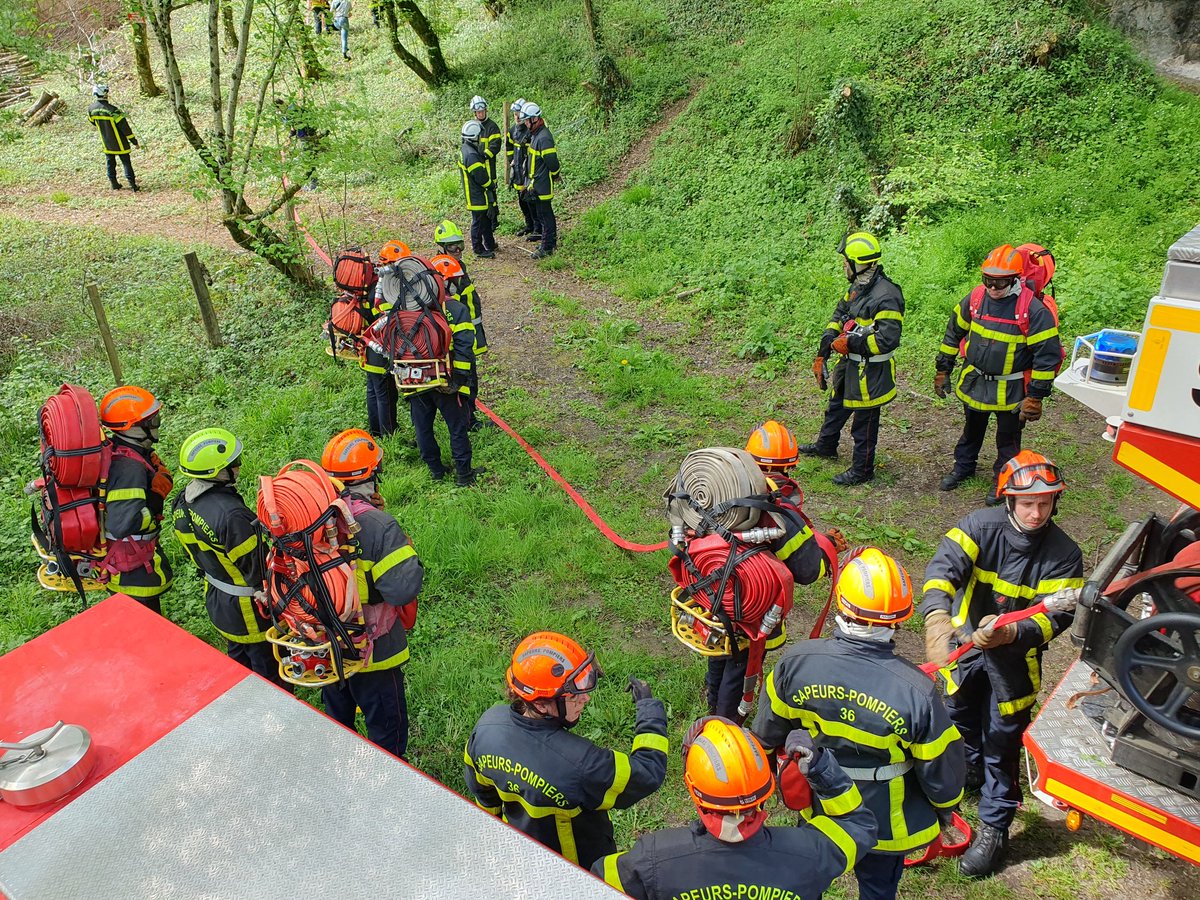 BOURDINSbastie1's tweet photo. Conditions idéales pour se former aux #FDF @Indre36 
Immersion @nrchateauroux @FB_Berry pour la mise en situation #GrandeLongueur 👨‍🚒👩‍🚒 https://t.co/rVOi1NpxVH