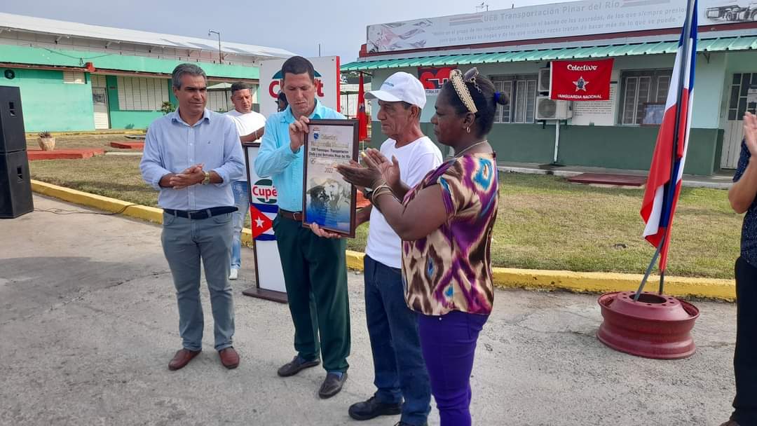 Muchas felicidades a los trabajadores de la UEB Transportación y combustible CUPET #PinardelRío por recibir la  Condición de Colectivo Vanguardia Nacional que otorga la <a href="/ctc/">СТС</a> #ALaPatriaManosYCorazon #Cuba