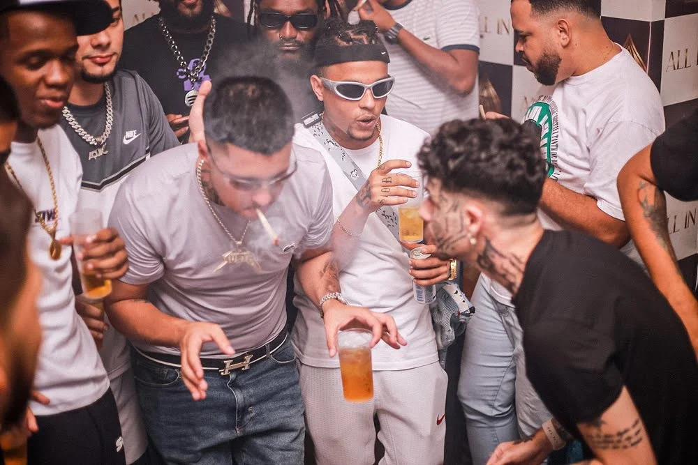 ZonaSuburbana's tweet photo. UCLÃ apresenta o trap “Homem de Negócios (Pediu Fogo)”, primeiro single pela Universal Music

#Rap #HipHop #AçúK #Duzz #HomemdeNegócios #Sobs #Sueth #UCLÃ

🔽Matéria completa acesse🔽

https://t.co/7lHo4i3Bos https://t.co/SciOr6bk5V