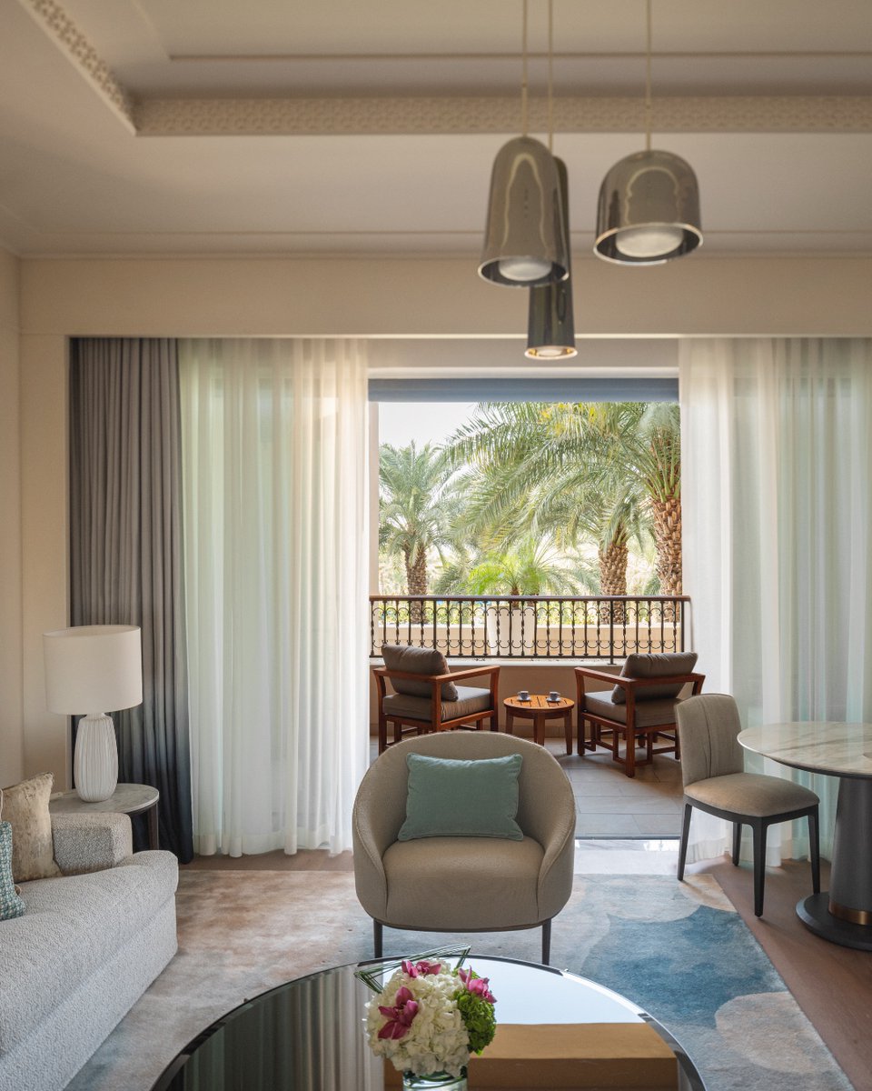 FSDubai's tweet image. Soft textures, azure waves, tranquility and high class – that’s all you will think of when you step into our newly-renovated suites.  
 
#FourSeasons #FSDubai #SuiteInStyle #JumeirahBeach