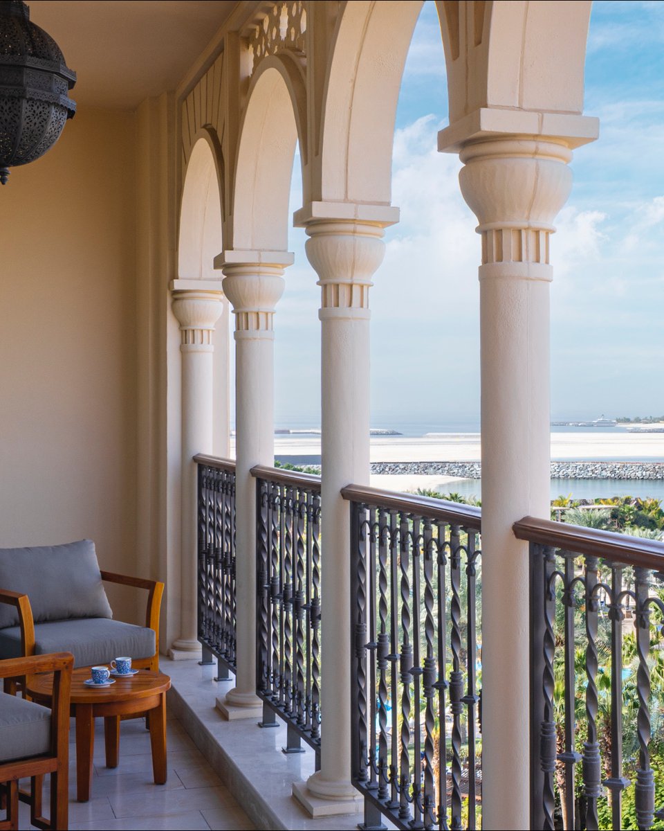 FSDubai's tweet image. Soft textures, azure waves, tranquility and high class – that’s all you will think of when you step into our newly-renovated suites.  
 
#FourSeasons #FSDubai #SuiteInStyle #JumeirahBeach