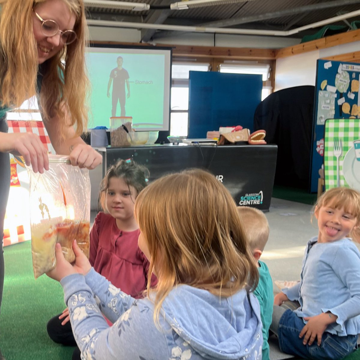 gsc1's tweet photo. #GSCOnTour update
Ross & Megan's tour of Unst & Whalsay schools continues. Today, wowing pupils at Baltasound Primary with “Journey Through My Body”
The children were delighted & disgusted as Megan revealed a stomach full of food & let them act as muscles to digest the food. https://t.co/tOS6jwcWER