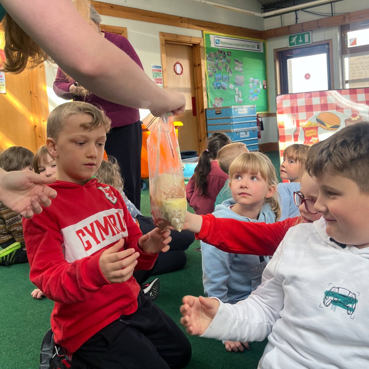 gsc1's tweet photo. #GSCOnTour update
Ross & Megan's tour of Unst & Whalsay schools continues. Today, wowing pupils at Baltasound Primary with “Journey Through My Body”
The children were delighted & disgusted as Megan revealed a stomach full of food & let them act as muscles to digest the food. https://t.co/tOS6jwcWER