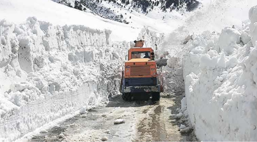 Zojila opened for stranded vehicles to cross from Kashmir side late evening. BRO with day long consistent efforts opened the highway Distt. Admin. Kargil & Ganderbal facilitated 380 vehicles (LMVs/MPVs) to cross Up-convoy tomorrow only if weather remains conducive @lg_ladakh