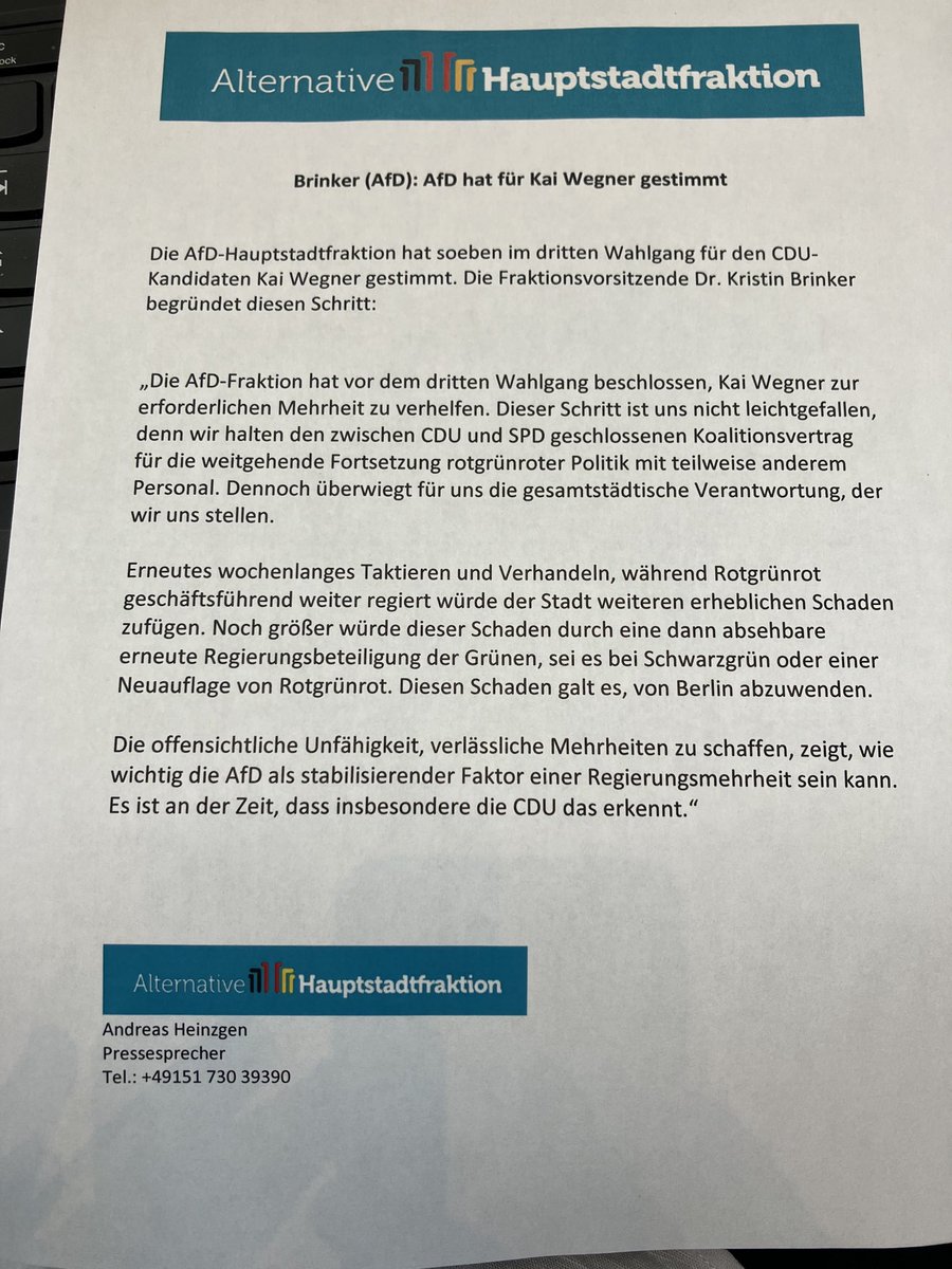 Robert_Kiesel's tweet photo. Was zu erwarten war: 1 Minute nach Ende des dritten Wahlgangs verteilt der Sprecher der AfD-Fraktion diese Erklärung auf der Pressetribüne. Inhalt: Die AfD hat für Wegner gestimmt. https://t.co/eEjOhn4nrB
