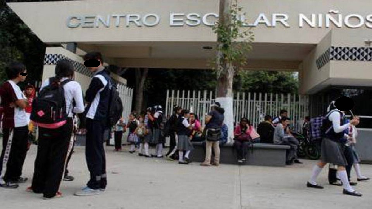 PueblaenLinea's tweet photo. OJO; Director del CENHCH instaló una malla para evitar que alumnos compren a comerciantes https://t.co/I6YdYnPsPR https://t.co/IKmxLHVy5a