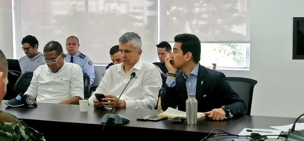 WMVallejo's tweet photo. Acompañamos hoy la instalación del Puesto de Mando Unificado (PMU) para abordar las medidas que tomaremos desde la Secretaría de @MovilidadCali en articulación con @PoliciaCali y @SeguridadCali durante las actividades de este fin de semana.

#CaliTeQuiere💙❤️💚
@JorgeIvanOspina https://t.co/j8Y8whQeyd
