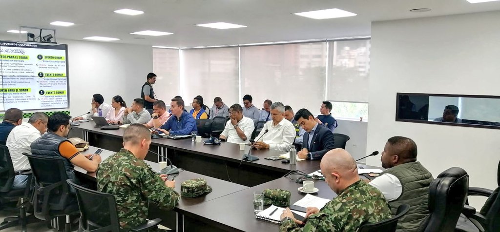 WMVallejo's tweet photo. Acompañamos hoy la instalación del Puesto de Mando Unificado (PMU) para abordar las medidas que tomaremos desde la Secretaría de @MovilidadCali en articulación con @PoliciaCali y @SeguridadCali durante las actividades de este fin de semana.

#CaliTeQuiere💙❤️💚
@JorgeIvanOspina https://t.co/j8Y8whQeyd