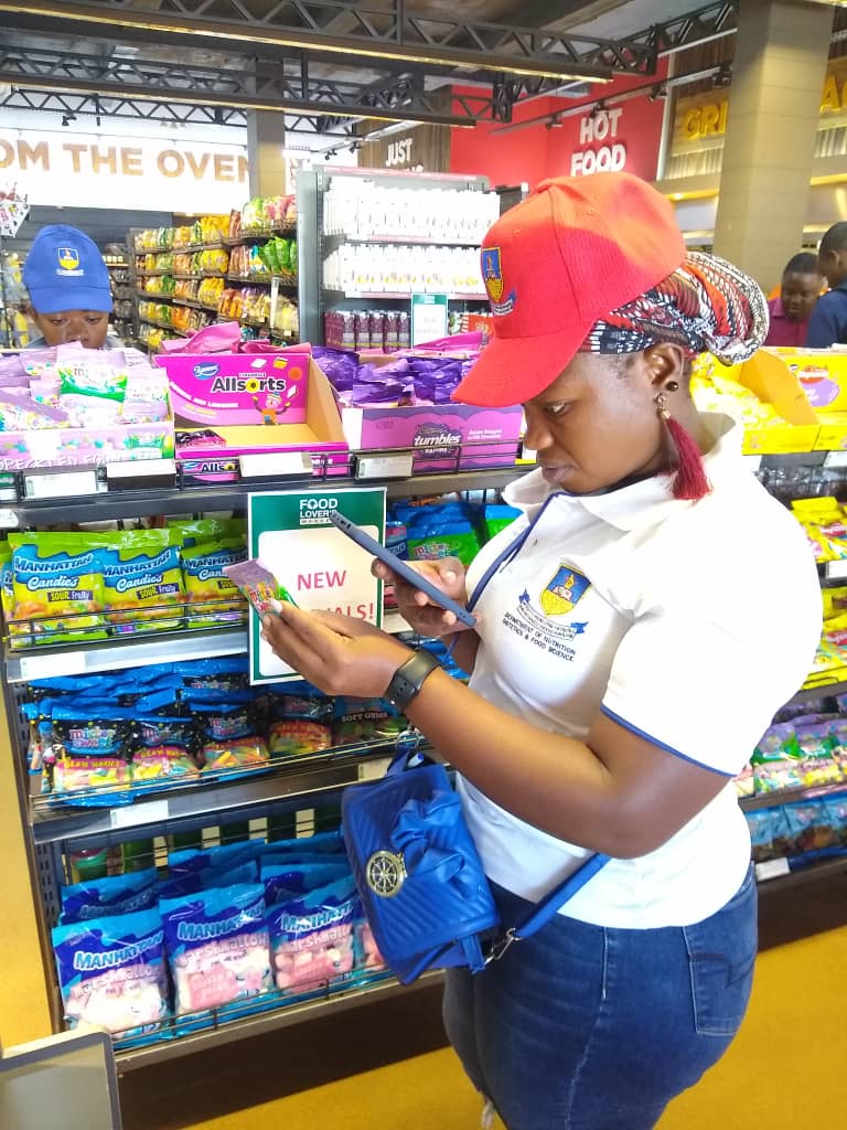 UNICEFZIMBABWE's tweet photo. Just because packaged food is convenient doesn't mean it's healthy. @UNICEFZIMBABWE w/ @MoHCCZim partner with the University of 🇿🇼 to survey the nutritional value of packaged foods available to children and adolescents. Let's create healthier food environments! https://t.co/9kQ5pbmyjC