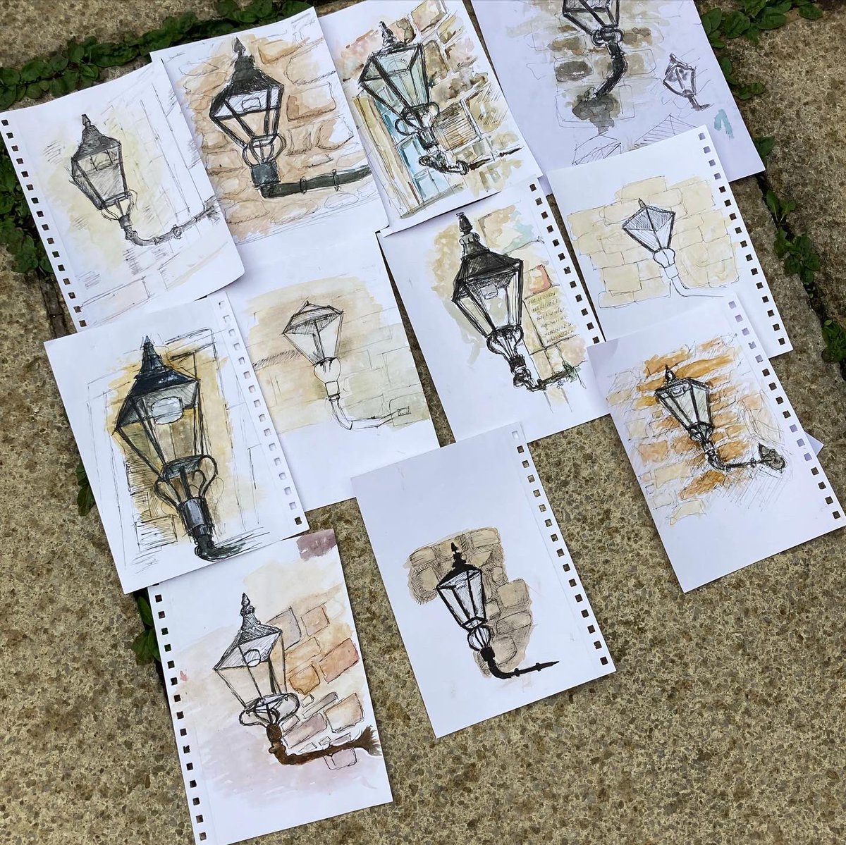 edinsketcher's tweet photo. I made up the blue sky 🤣🙄 #edinburghweather
But at least the rain stayed mostly away for a very enjoyable #RoyalMile #stjamesclose sketching and walking workshop with Architecture students from Fife. Thanks all for the creativity guys 😊👍 https://t.co/YxTL1r9mFQ