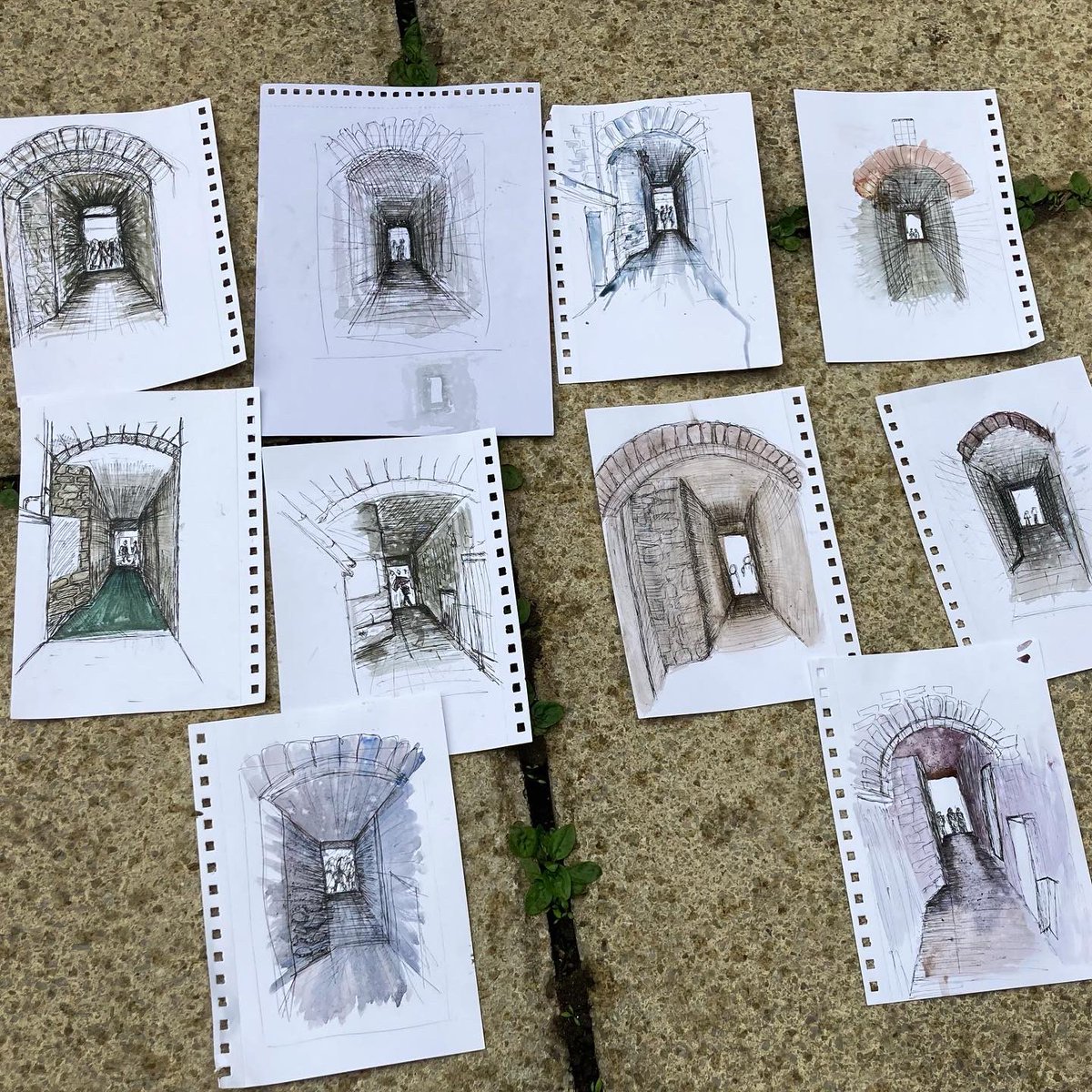edinsketcher's tweet photo. I made up the blue sky 🤣🙄 #edinburghweather
But at least the rain stayed mostly away for a very enjoyable #RoyalMile #stjamesclose sketching and walking workshop with Architecture students from Fife. Thanks all for the creativity guys 😊👍 https://t.co/YxTL1r9mFQ