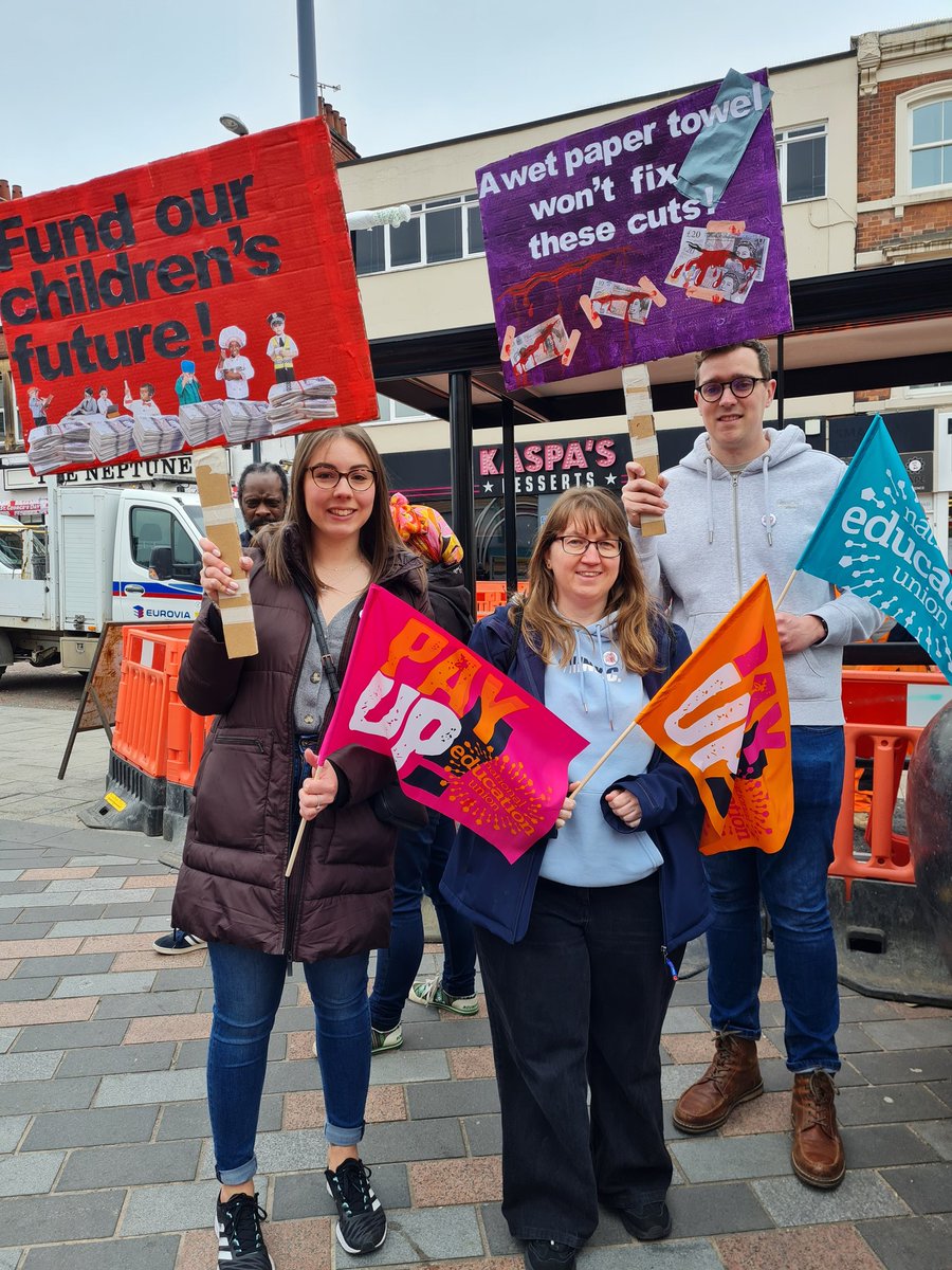 misshemsley_'s tweet photo. Great to be part of the @NEUEastMidlands rally today in Derby! #SaveOurSchools https://t.co/fPofbseWc4