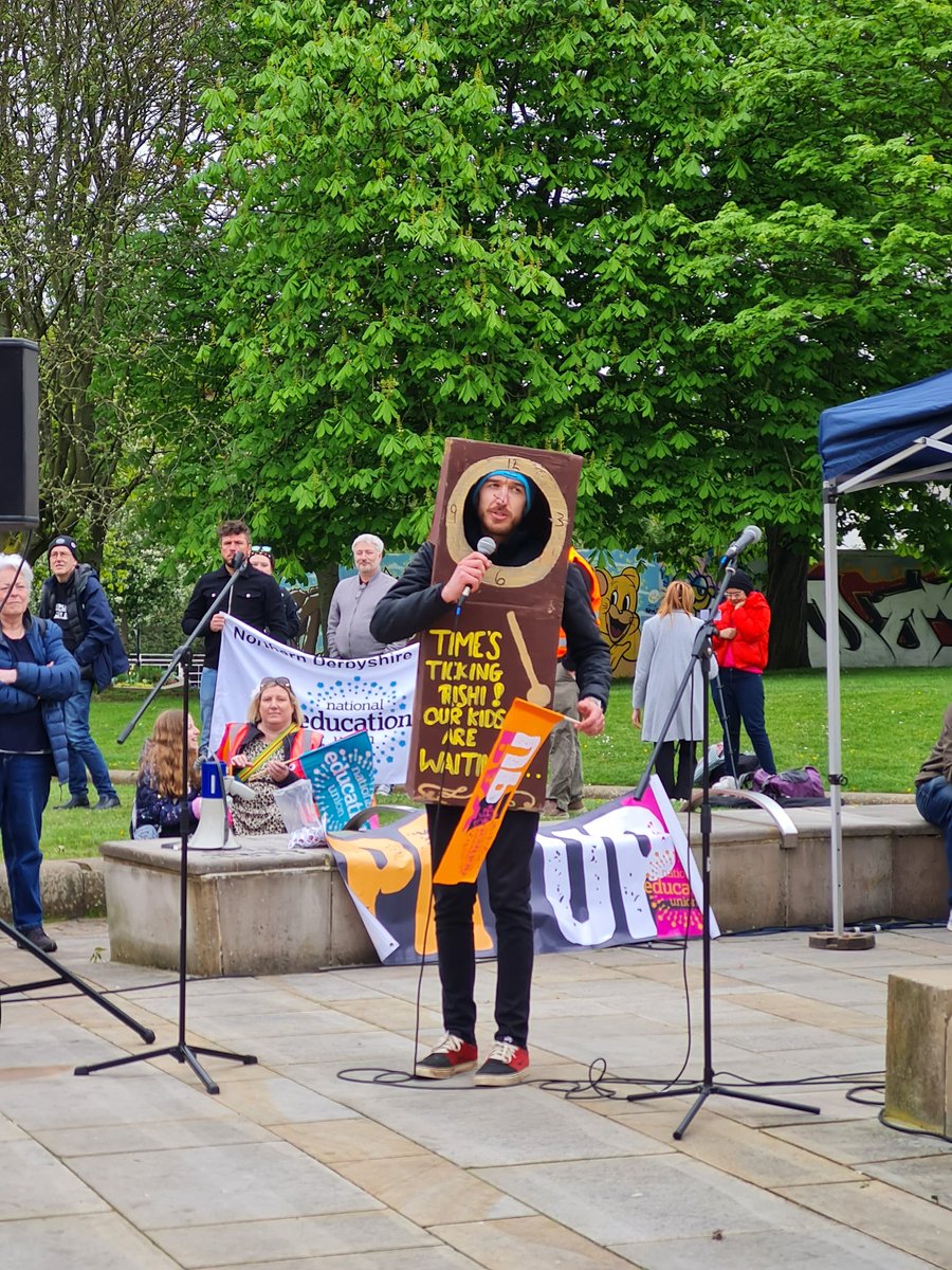 misshemsley_'s tweet photo. Great to be part of the @NEUEastMidlands rally today in Derby! #SaveOurSchools https://t.co/fPofbseWc4