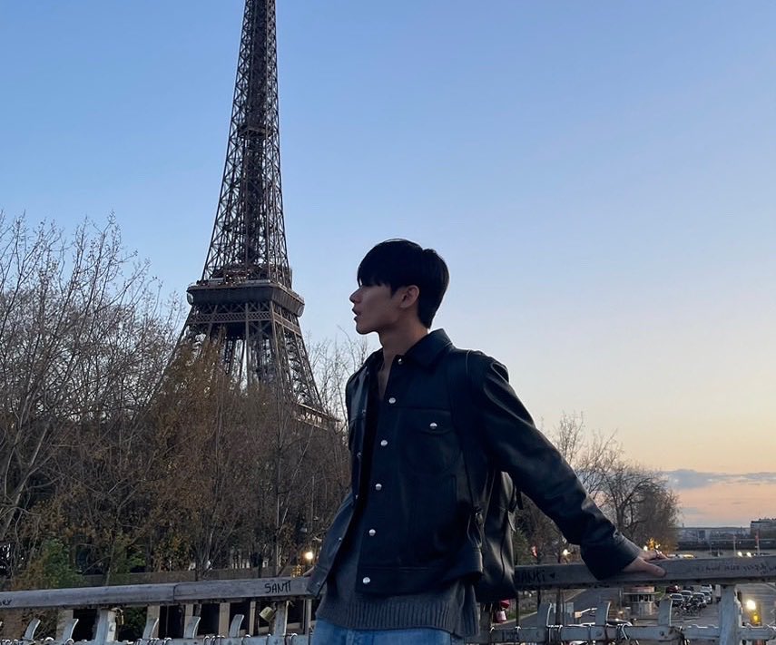 KISSYJEONS's tweet photo. he’s so romantic…… https://t.co/K4e10lABiw
