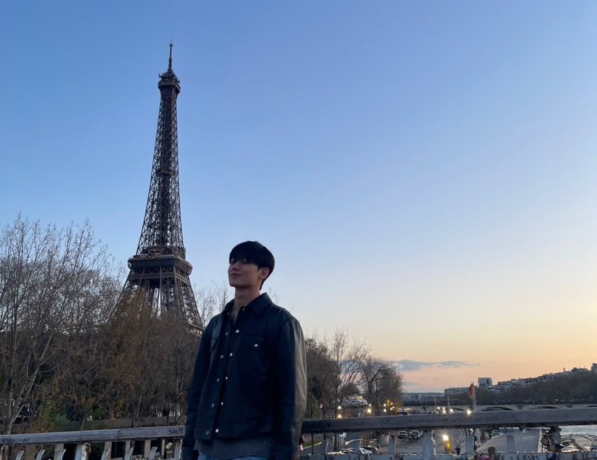 KISSYJEONS's tweet photo. he’s so romantic…… https://t.co/K4e10lABiw
