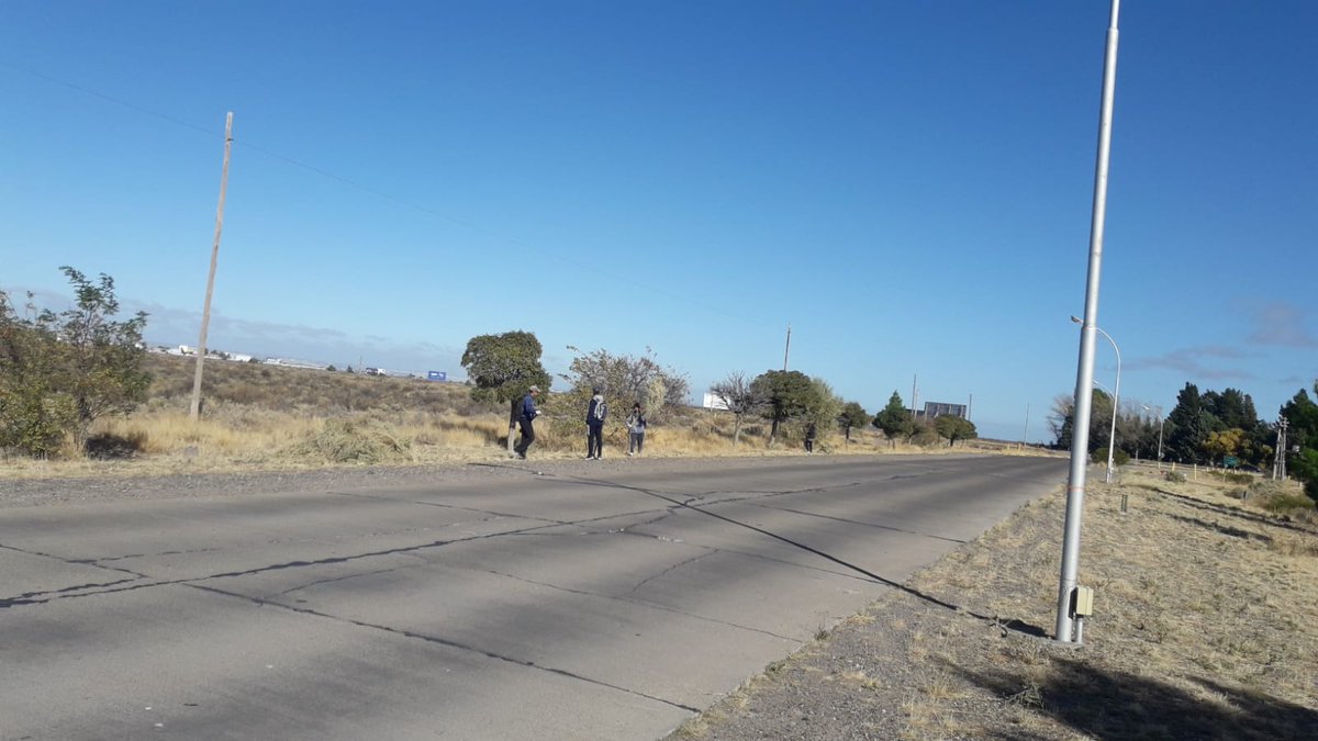 TWAMADERNA's tweet photo. Sumamos tareas de mejoramiento vial y embellecimiento en la ciudad.
Desplegamos equipos en Juan Manuel de Rosas y El Carmen y personal para desmalezar el acceso al aeropuerto.
Trabajamos diariamente para seguir mejorando Trelew.

#TenésServicios
#TenésTrelew https://t.co/YKJOhL9SvQ