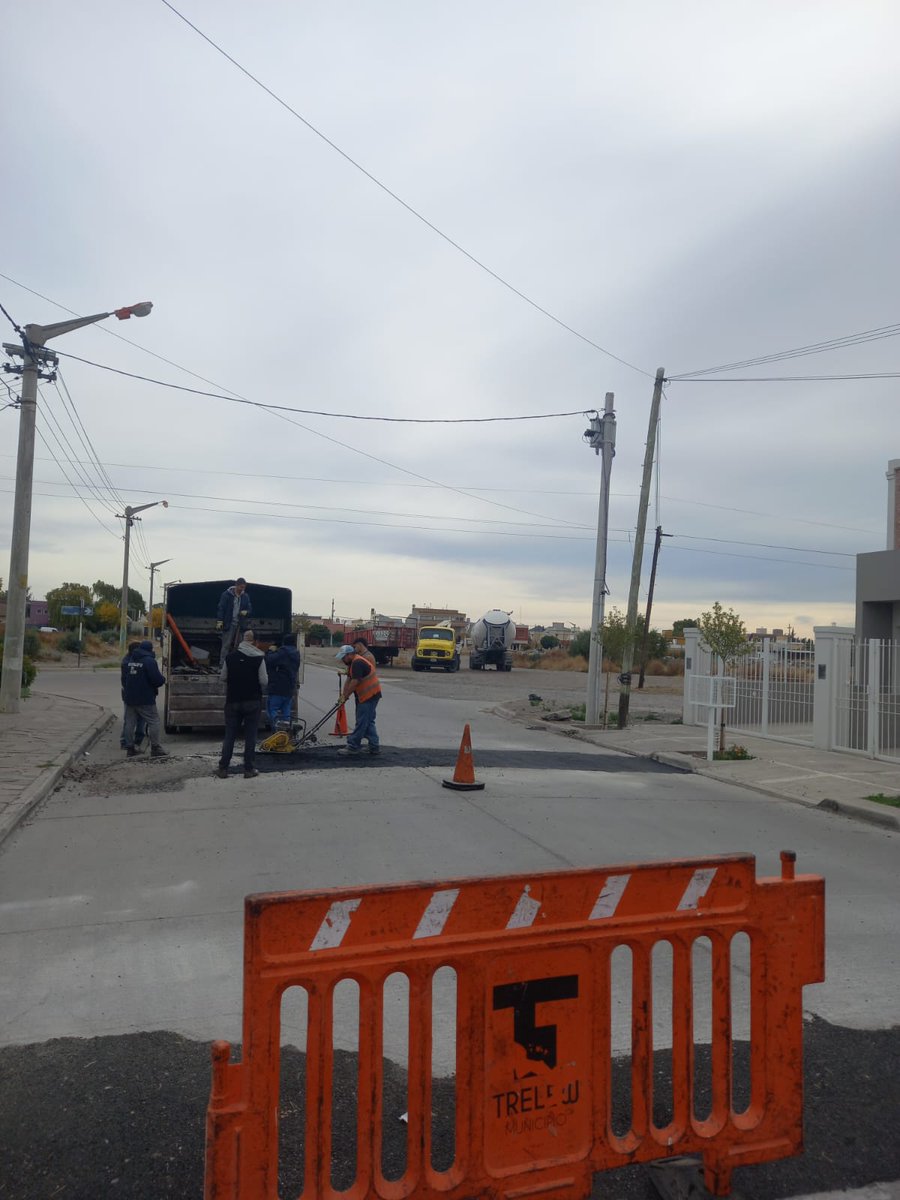 TWAMADERNA's tweet photo. Sumamos tareas de mejoramiento vial y embellecimiento en la ciudad.
Desplegamos equipos en Juan Manuel de Rosas y El Carmen y personal para desmalezar el acceso al aeropuerto.
Trabajamos diariamente para seguir mejorando Trelew.

#TenésServicios
#TenésTrelew https://t.co/YKJOhL9SvQ
