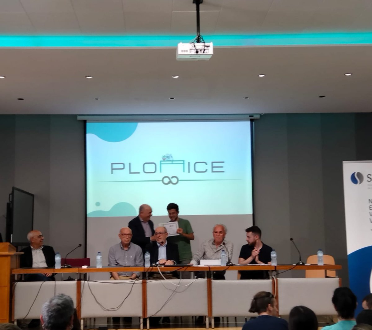 FPValencia's tweet photo. Acte de lliurament del primer premi de la 7a edició del concurs Fem Futur FP per als alumnes del nostre centre Daniel M. i Jaime G. Enhorabona! 👏🏆 #Empren #EIE

@profedefol @Secot_ @caixapopular https://t.co/3JSWDPrHFp