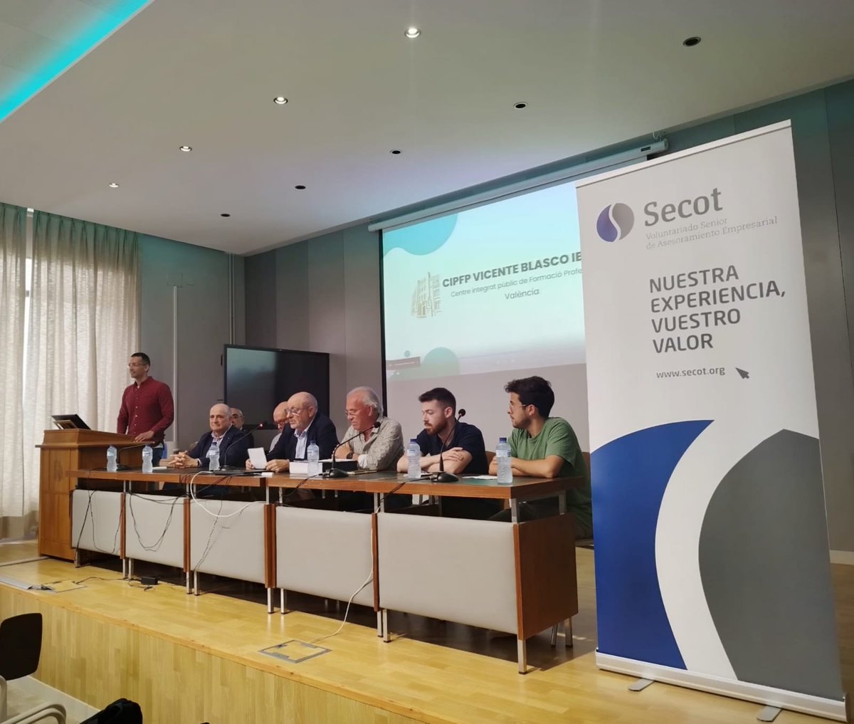 FPValencia's tweet photo. Acte de lliurament del primer premi de la 7a edició del concurs Fem Futur FP per als alumnes del nostre centre Daniel M. i Jaime G. Enhorabona! 👏🏆 #Empren #EIE

@profedefol @Secot_ @caixapopular https://t.co/3JSWDPrHFp