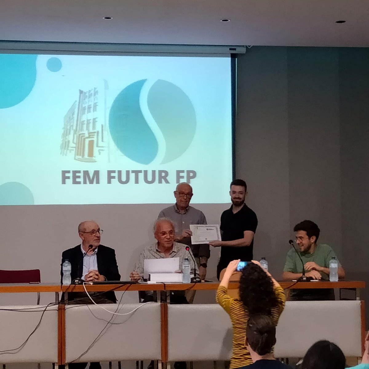 FPValencia's tweet photo. Acte de lliurament del primer premi de la 7a edició del concurs Fem Futur FP per als alumnes del nostre centre Daniel M. i Jaime G. Enhorabona! 👏🏆 #Empren #EIE

@profedefol @Secot_ @caixapopular https://t.co/3JSWDPrHFp