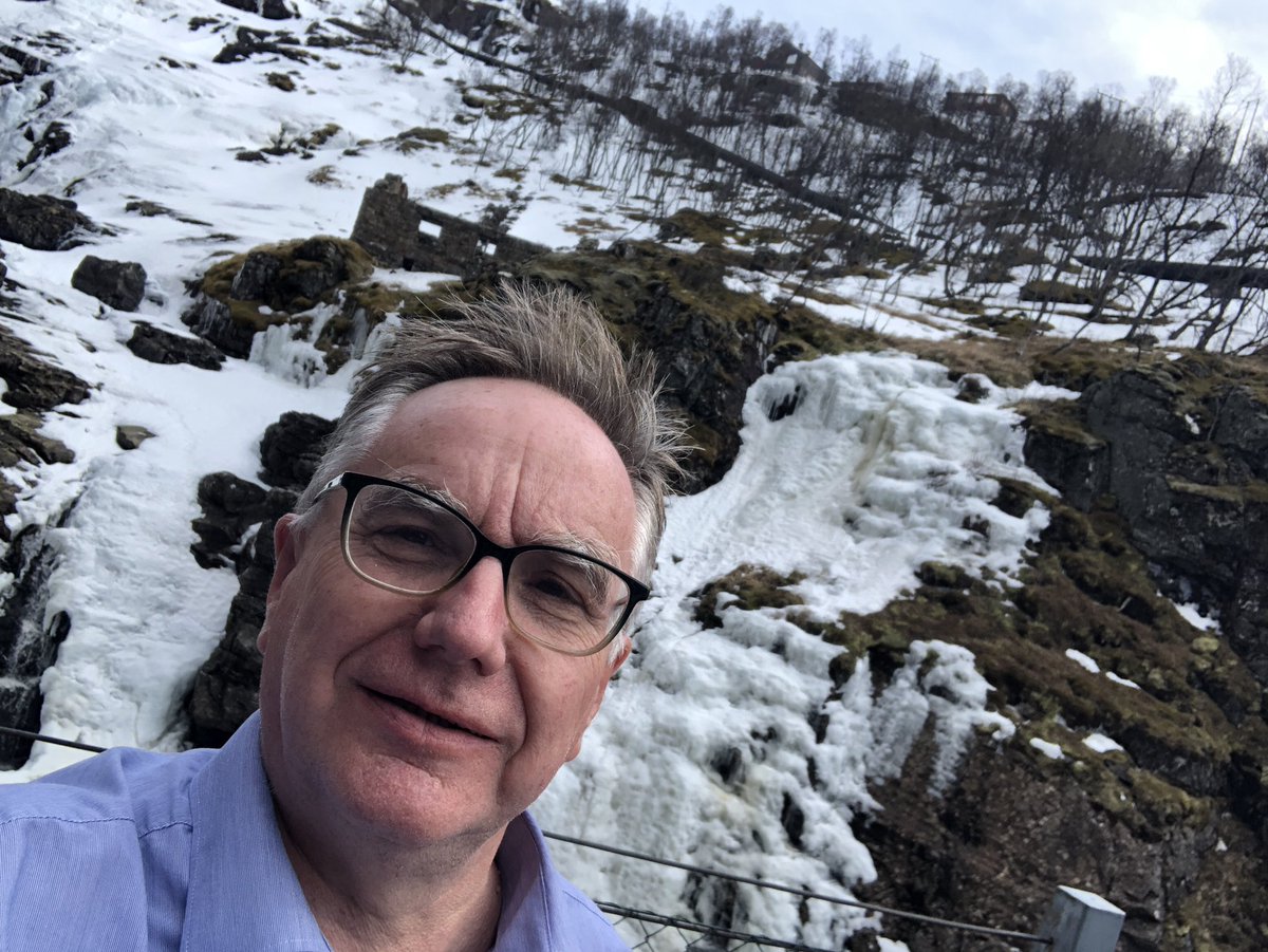 profkevinburden's tweet photo. I like a train that stops by request for selfies! The Flamsbana train stops for tourist to take pictures of the frozen waterfall! https://t.co/2dUB0ykqhJ