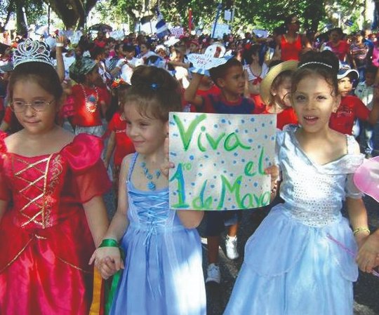 AylinAlvarezG's tweet photo. 🙋‍♂️🙋‍♂️Llena mucho de alegría y compromiso iniciativas como la del desfile pioneril por el #1Mayo que realizan desde hace 19 años en #Camagüey.

📚🏛Nuestros pioneros le ponen #ALaPatriaManosYCorazon en cada una de sus escuelas primarias y secundarias.
👇👇
https://t.co/1ex0GsDXVp https://t.co/ZVYeB9b3Jx