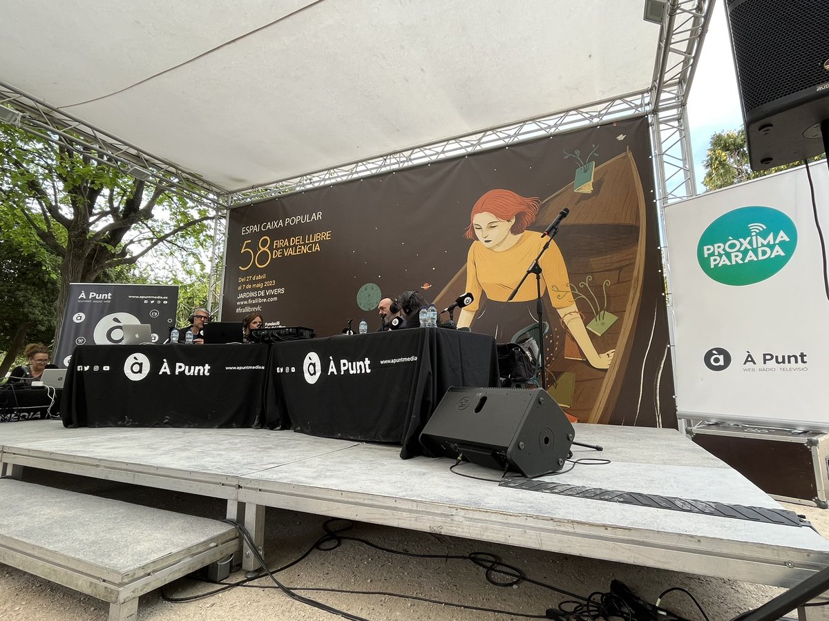 ProxParadaAPunt's tweet image. 🔊 Ja estem en l’aire!! Apropa’t al nostre espai i gaudeix de la programació! 
📖 En uns minuts ens visita l’escriptor @JuanJoseMillas 
🎶 Després tindrem les actuacions de d’@alexblatmusica i #LaMaría
✍🏼 I entrevistem l’escriptora @PuriMascarell