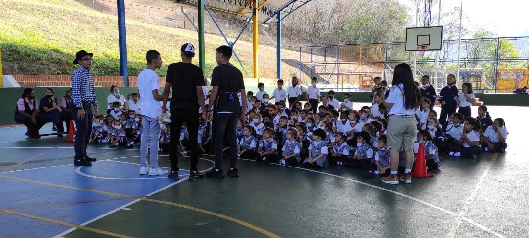chumboldtg's tweet photo. En la celebración de la semana del libro y el idioma, la promo XIX regaló a los niños de primaria e inicial divertidas historias de nuestra literatura infantil.

#SomosHumboldtGuatire https://t.co/l9ME0IiKgR